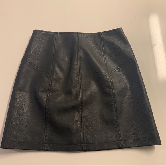 Faux leather skirt - Picture 2 of 6